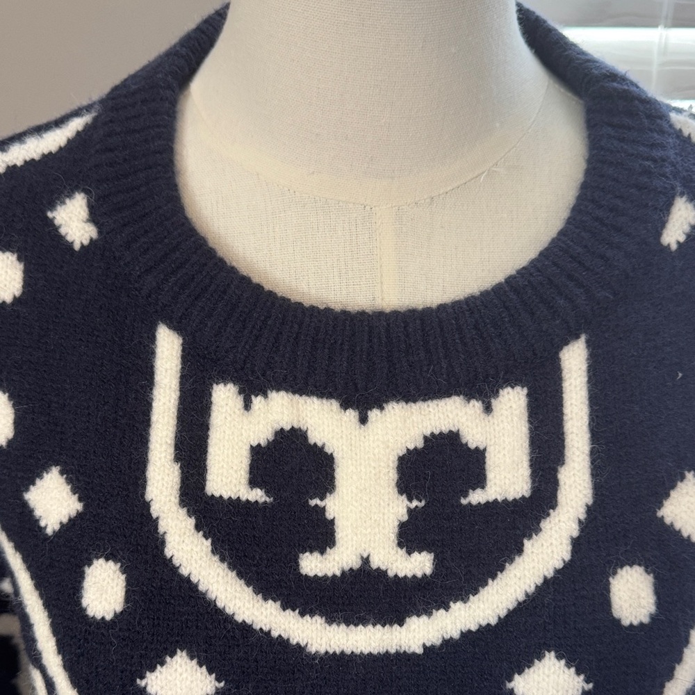 Very beautiful Navy and White Patterned Sweater like new !! - Picture 5 of 10